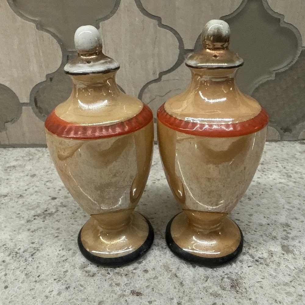 Vintage Floral Vase Shaped Salt & Pepper Shaker Set Made in Japan Hand painted‎